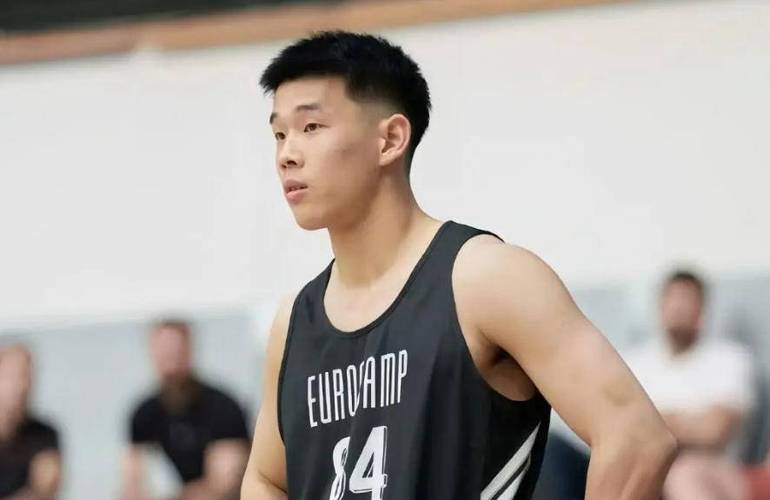 手感一般秀传球功底！林葳上半场6中1得到2分 3助颇为亮眼