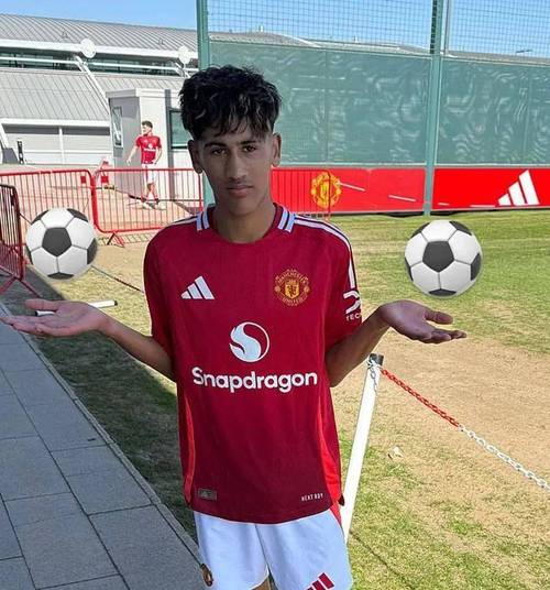 举世瞩目!曼联15岁前锋加布里埃尔转发国家德比照片
