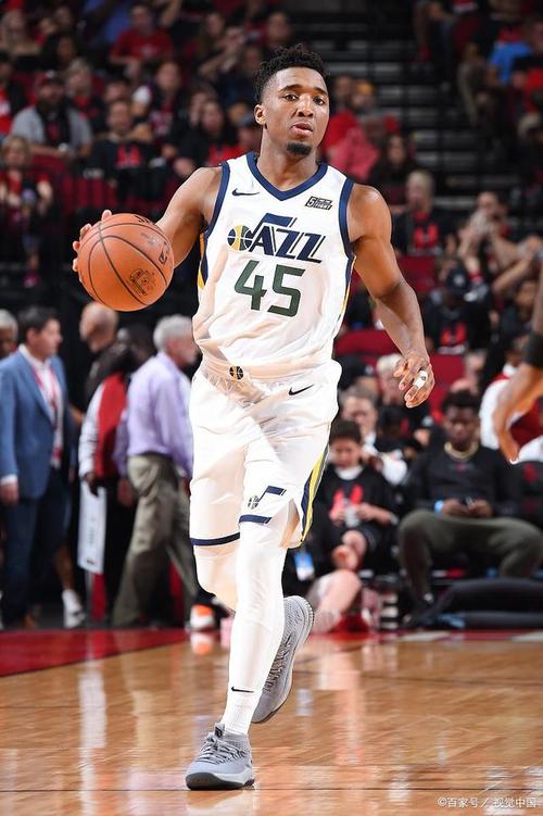 手感火热！米切尔晃飞两人命中高难度压哨三分