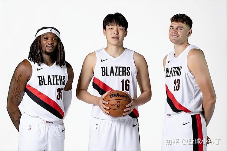 详细阅读:开拓者官宣:罗威已从发展联盟回归开拓者 接近迎来赛季首秀! 开拓者官宣:罗威已从发展联盟回归开拓者 接近迎来赛季首秀!