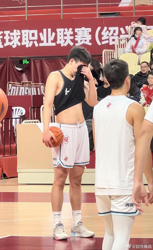 媒体人：杨瀚森在CBA练出了八块腹肌 现在是NBA教练要求他增重