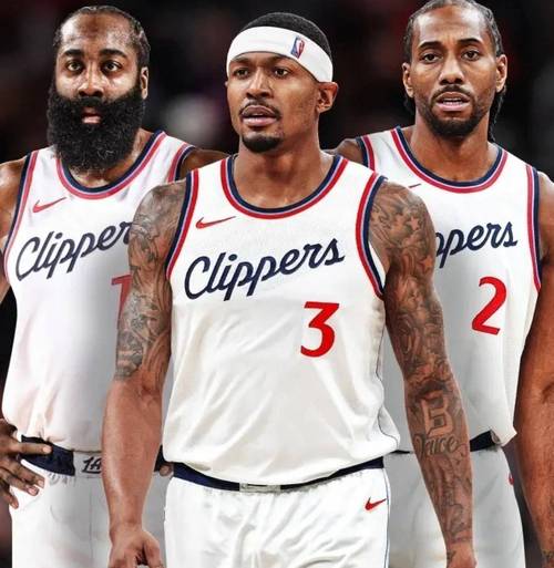 压哨绝杀的NBA杯首胜！快船赢球海报：比尔和小卡击掌庆祝