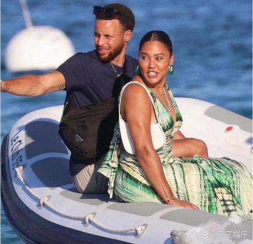 详细阅读:聊了点啥?库里赛后和哈利伯顿拥抱寒暄 后者喜笑颜开 聊了点啥?库里赛后和哈利伯顿拥抱寒暄 后者喜笑颜开