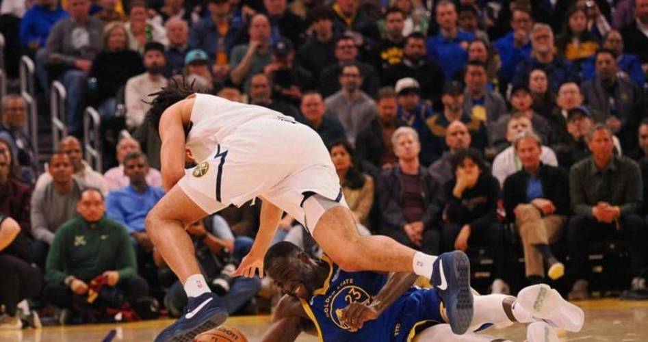 详细阅读:科尔:开赛七场以来我们的防守漏洞百出 屡屡被对手轻易突破 科尔:开赛七场以来我们的防守漏洞百出 屡屡被对手轻易突破