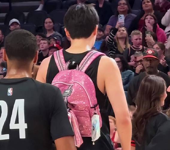 主场迎战湖人!开拓者众将赛前入场穿搭 小杨夹克卫衣+粉色小书包