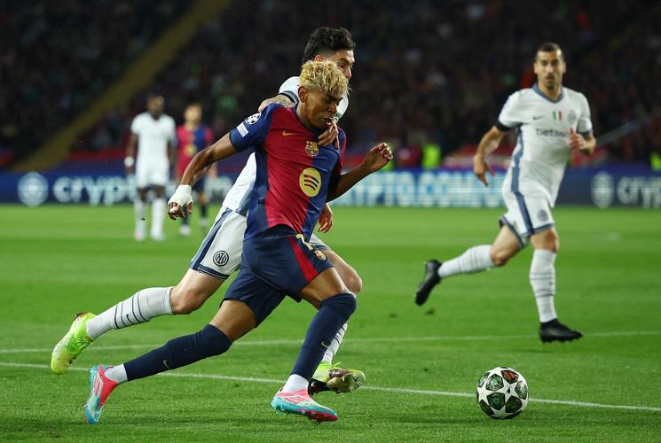 亚马尔数据：破门+造乌龙，成功过人5次+丢球权30次，评分8.4