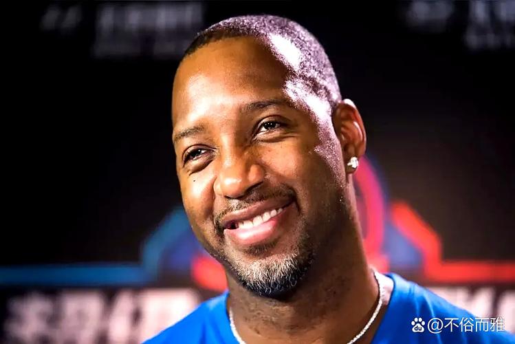 卡特名人堂演讲谈到曾经打橄榄球 麦迪绷不住笑了出来