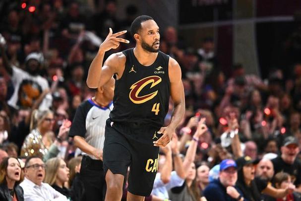 稳扎稳打！莫布里半场7中4贡献10分6板 罚球2中2